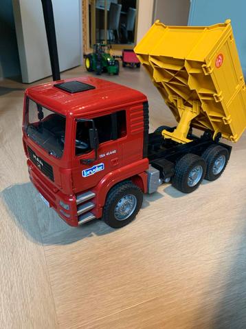 Bruder Vrachtwagen met Kiepbak beschikbaar voor biedingen
