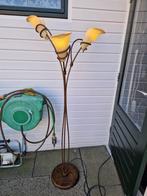 Bruin brocante staande vloerlamp, Aronskelk melkwitte kapje., Antiek en Kunst, Ophalen of Verzenden