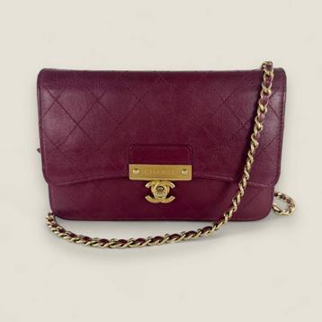 Chanel wallet on chain (WOC) rood leer gouden hardware beschikbaar voor biedingen
