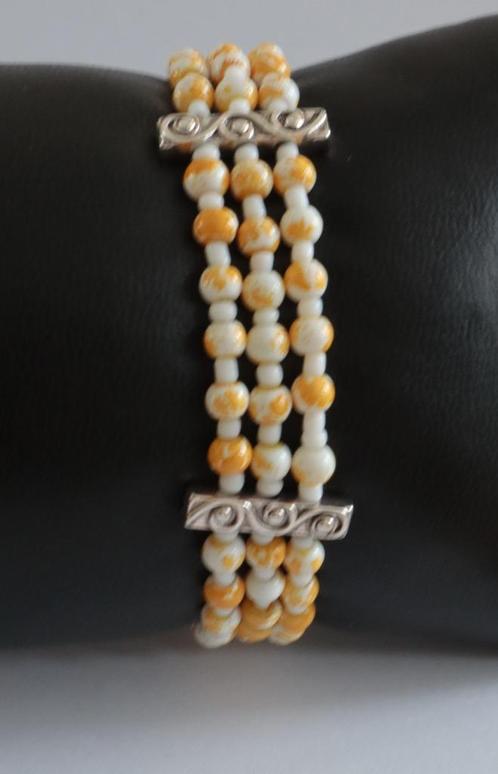 Mooie armband in wit en geel met sierlijke verdelers, Sieraden, Tassen en Uiterlijk, Armbanden, Nieuw, Geel, Ophalen of Verzenden