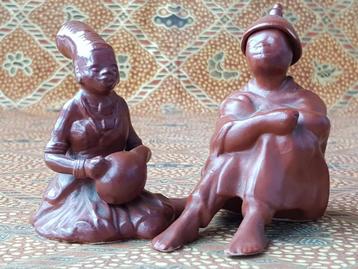 Man en vrouw mooie oude beeldjes uit Afrika van aardewerk. beschikbaar voor biedingen