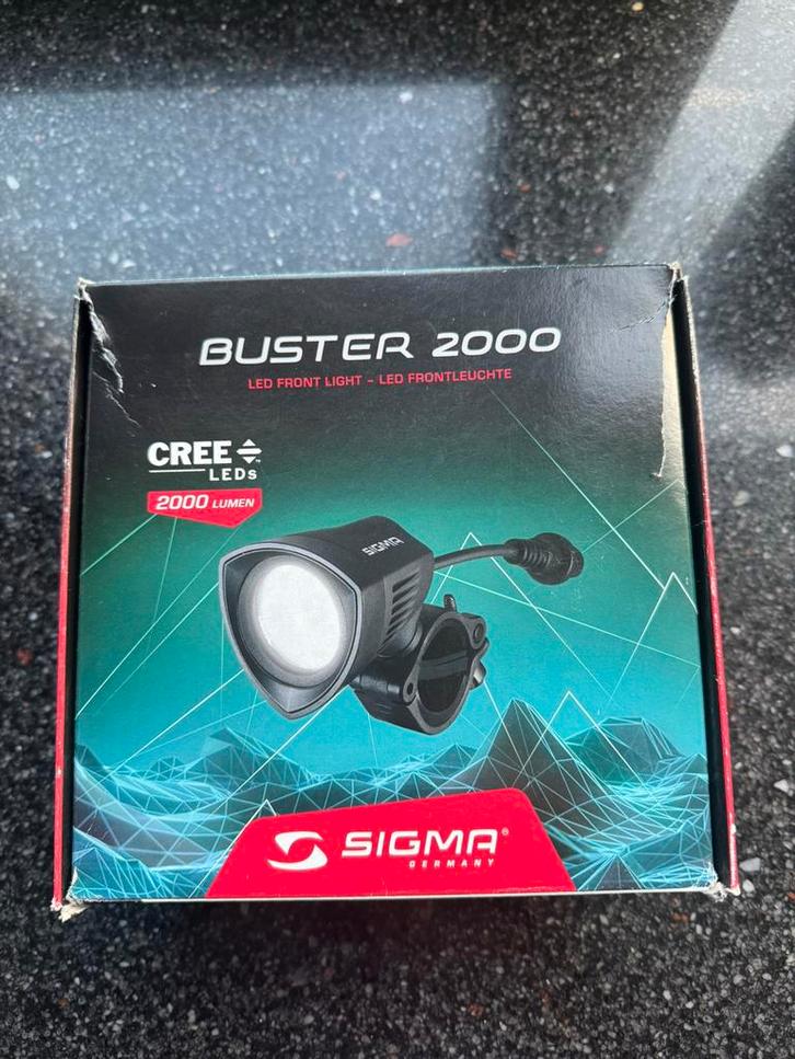 Fietslamp Sigma Booster 2000, Fietsen en Brommers, Fietsaccessoires | Fietsverlichting, Voorlicht, Zo goed als nieuw, Accu, Oplaadbaar