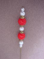 Hoeden speld met rode kralen en parels, Ophalen of Verzenden, Gedragen