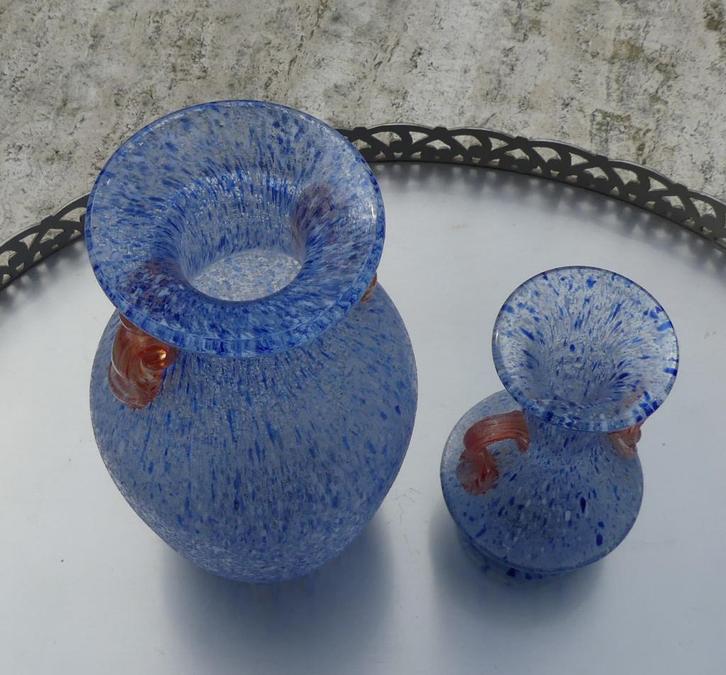 Italia Aparte Milano Vazen Blauw IJS GLAS en Oranje oortjes, Antiek en Kunst, Antiek | Glas en Kristal, Ophalen of Verzenden