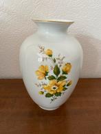 Witte vaas met bloemmotief, Wit, Aardewerk of Porselein, Ophalen of Verzenden, Zo goed als nieuw