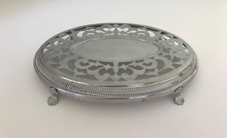 Franse opengewerkte roestvrij stalen ovalen onderzetter, Huis en Inrichting, Woonaccessoires | Onderzetters, Gebruikt, Pot of Pan