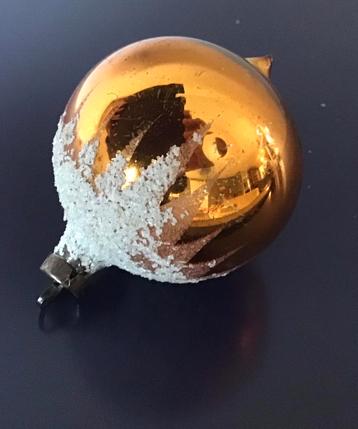Oude Kerstversiering; glazen bal met suikerster beschikbaar voor biedingen