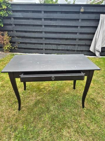 Gratis zwart bureau met la beschikbaar voor biedingen