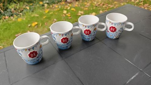 Set van 4 Keramieken Mokken met DE Logo, Huis en Inrichting, Keuken | Servies, Zo goed als nieuw, Kop(pen) en/of Schotel(s), Overige stijlen