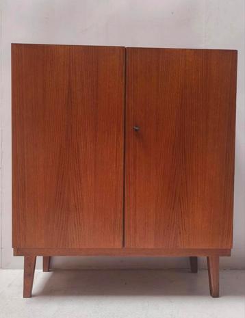 Vintage jaren 60 teak tweedeurs kastje beschikbaar voor biedingen