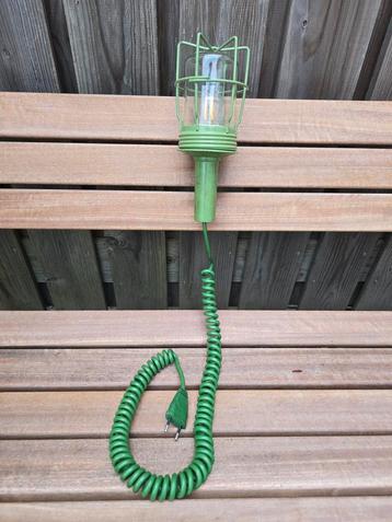 Vintage antieke werkplaats lamp in geweldige groene kleur beschikbaar voor biedingen
