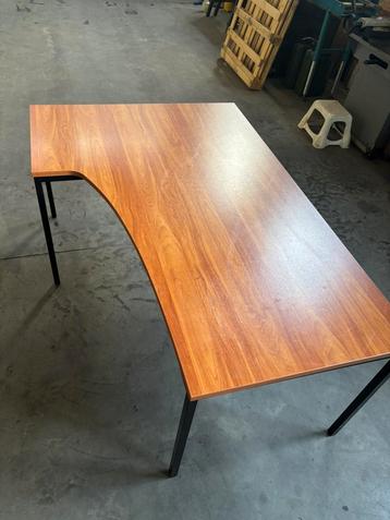 Bureau tafel beschikbaar voor biedingen