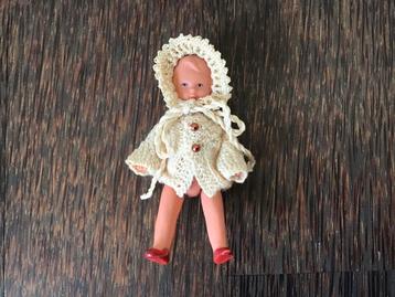 Klein rubber popje, gesigneerd met nummer op rug beschikbaar voor biedingen