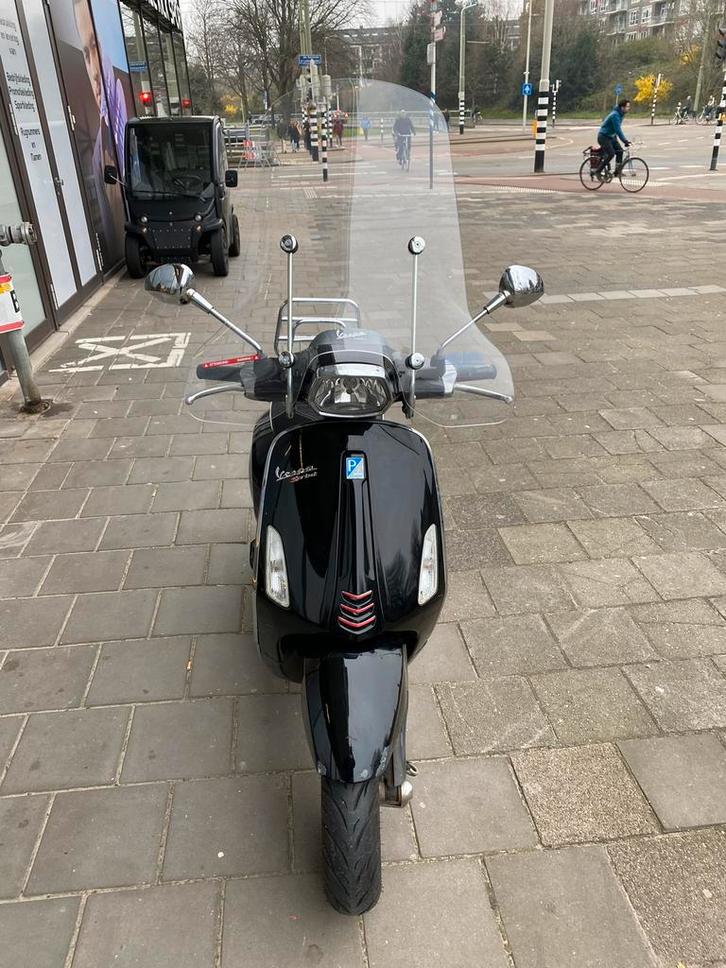 Zwarte Vespa Sprint Snorfiets (25 km/u) – 1e eigenaar, Fietsen en Brommers, Scooters | Vespa, Gebruikt, Benzine, Ophalen