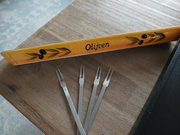 Olijvenschaal met vorken beschikbaar voor biedingen