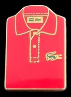 Lacoste poloshirt pin- rood emaille, Verzamelen, Verzenden, Nieuw, Transport, Speldje of Pin