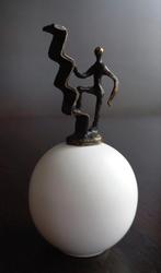 Beeldje figuur die een zigzaglijn beklimt op een witte bol, Verzamelen, Beelden en Beeldjes, Ophalen of Verzenden