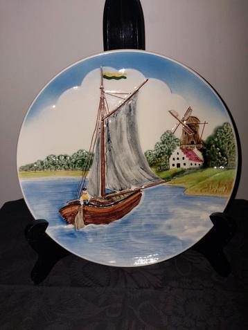Keramieken wandbord met zeilboot & molen in 3D/reliëf beschikbaar voor biedingen