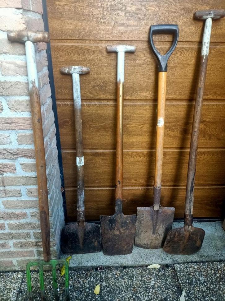 Partij gebruikte tuinschoppen + riek+ borstels, bezems, Tuin en Terras, Hand-tuingereedschap, Gebruikt, Schop, Ophalen
