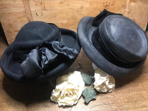 2 antieke hoedjes en kinderkleertjes *Nous Deux*, Antiek en Kunst, Antiek | Kleding en Accessoires, Dames, Ophalen of Verzenden