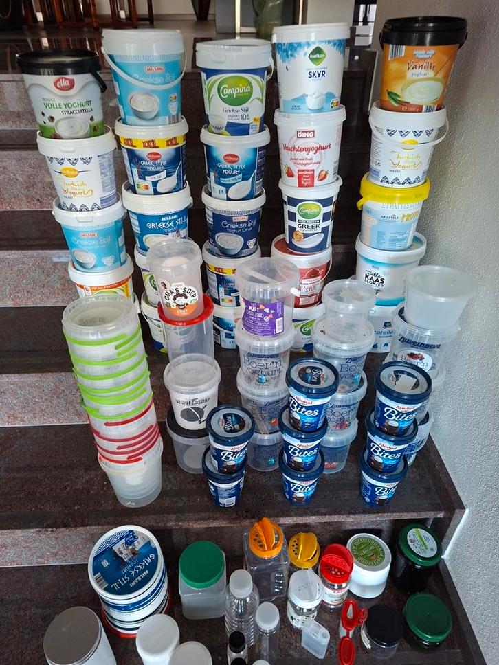 Gratis grote partij lege plastic emmertjes etc., Huis en Inrichting, Keuken | Keukenbenodigdheden, Gebruikt, Ophalen