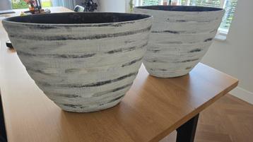 2 Grote (binnen) Plantenpotten - 45x19x34h beschikbaar voor biedingen