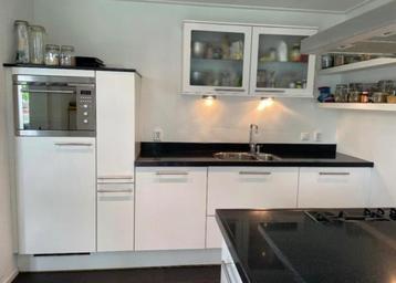 WITTE DESIGN KEUKEN MET KOOKEILAND beschikbaar voor biedingen