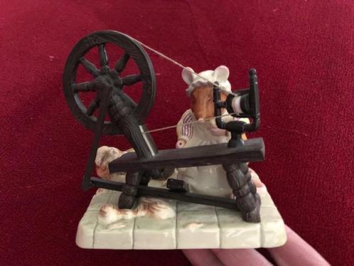 Brambly Hedge Beeldje Lily Weaver Spinning, Muis, Als Nieuw, Verzamelen, Beelden en Beeldjes, Zo goed als nieuw, Dier, Ophalen of Verzenden