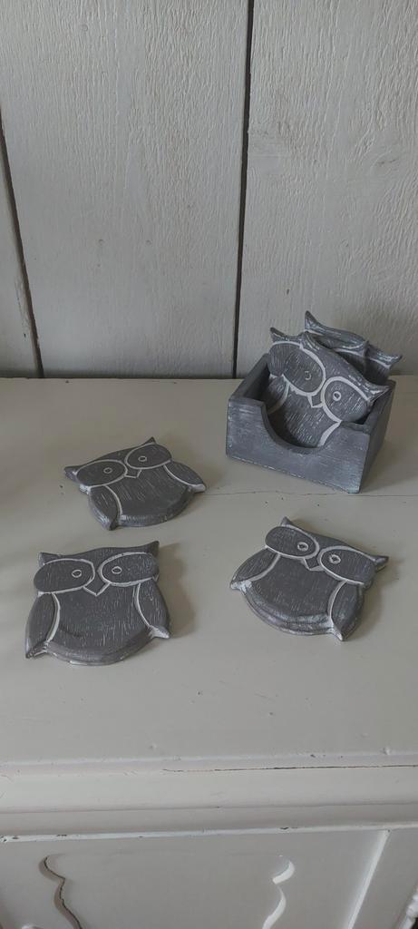 Onderzetters grijs hout in vorm van uiltjes uilen uil  owl, Huis en Inrichting, Woonaccessoires | Onderzetters, Nieuw, Glas of Kopje