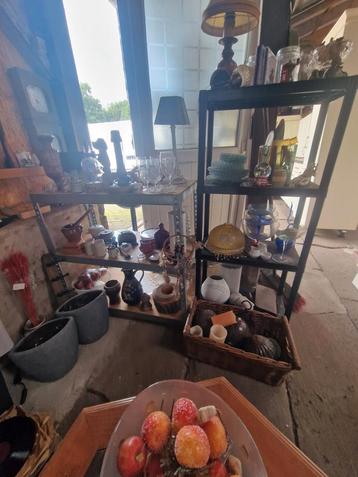 Hoekje met gratis spullen rommelmarkt decoraties etc beschikbaar voor biedingen