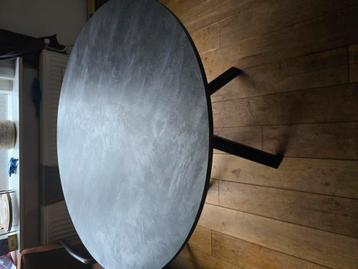 Eettafel rond beschikbaar voor biedingen