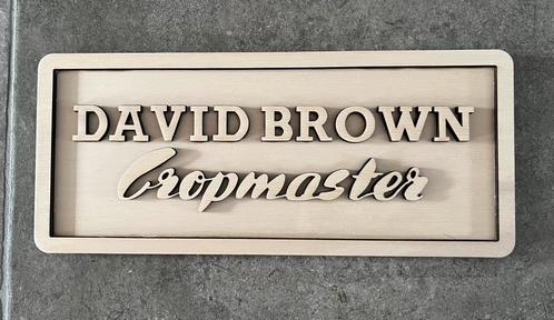 david Brown Cropmaster 3D embleem van hout 40cm x 17cm, Hobby en Vrije tijd, Overige Hobby en Vrije tijd, Nieuw, Ophalen of Verzenden