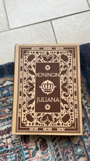 Koningin Juliana. Officieel gedenkboek troonsbestijging beschikbaar voor biedingen