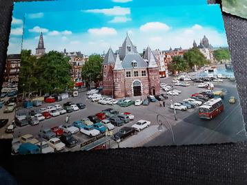 Amsterdam, Waaggebouw met oude auto's op parkeerplaats beschikbaar voor biedingen