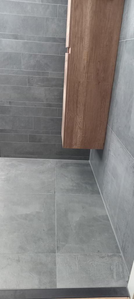 Badkamer tegels  60x60 cm Anthraciet Tegels - 5 m2 + Stroken, Doe-het-zelf en Verbouw, Tegels, Ophalen