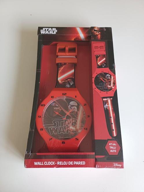 Star Wars wandklok in de vorm van een polshorloge., Verzamelen, Speelgoed, Nieuw, Ophalen of Verzenden