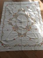 Vintage jaren 60 70 geborduurd tafellaken met bloemen, Gebruikt, Ophalen of Verzenden, Wit