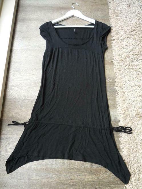 Amisu Zwarte t-shirt tuniek aantrekkoordjes zwart Maat 36 S, Kleding | Dames, Blouses en Tunieken, Zo goed als nieuw, Maat 36 (S)