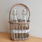 2 Stuks flessen in rieten flessenhouder., Ophalen of Verzenden, Zo goed als nieuw