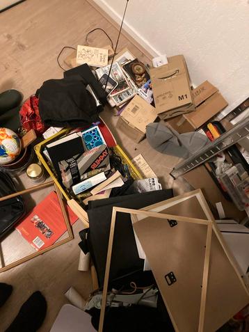Diverse lijsten en rommelmarkt spullen beschikbaar voor biedingen