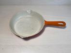 Le Creuset 16 cm oranje gietijzer in gebruikte staat, Ophalen of Verzenden, Gebruikt, Gietijzer, Koekenpan of Braadpan