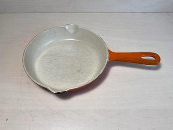 Le Creuset 16 cm oranje gietijzer in gebruikte staat beschikbaar voor biedingen