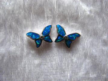 Mooie kleine Zilveren Oorstekers met blauw opaal - Vlinders beschikbaar voor biedingen