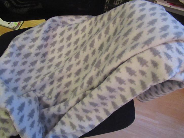 witte KERST PLAID met GRIJZE DENNENBOMEN / hond, Huis en Inrichting, Woonaccessoires | Plaids en Woondekens, Zo goed als nieuw