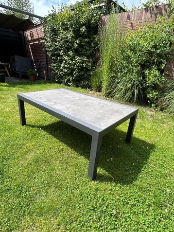 Buitentafel (salon) voor bij een laag zitje beschikbaar voor biedingen