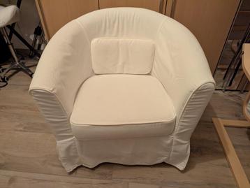 Gratis nette fauteuil Ikea met witte hoes beschikbaar voor biedingen