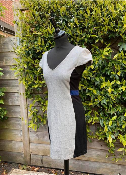 French Connection - sportief grijs jurkje met zwarte bies, Kleding | Dames, Jurken, Zo goed als nieuw, Maat 38/40 (M), Grijs, Boven de knie