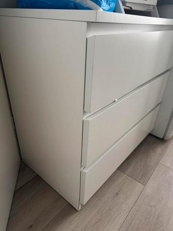 Ladenkast en lange vakken kast met mandjes
