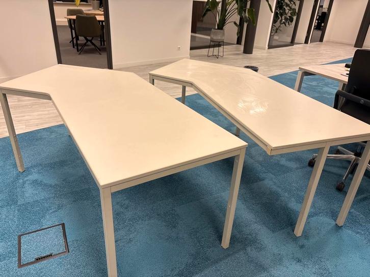 3 Bureaus met schuine kant en slimme tafelpoot, Huis en Inrichting, Bureaus, Zo goed als nieuw, Bureau, Ophalen