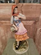 Groot vintage beeld porselein. Meisje met hoofddoek en mand., Ophalen